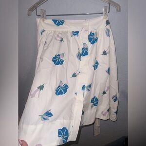 White loft skirt with flowers